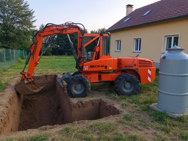 Zbiornik na szambo opuszczany dźwigiem do wykopu