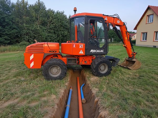 Wykop z rurą wodociągową i kanalizacyjną prowadzący do domu